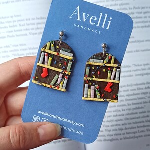 Orecchini pendenti a forma di libreria marrone - Regalo per lettori in pasta polimerica