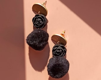 Pendientes de pompón/pendientes de declaración ligeros/pendientes colgantes de flores negras/regalo de cumpleaños personalizado/regalo de Navidad/tachuelas de flecos/polímero