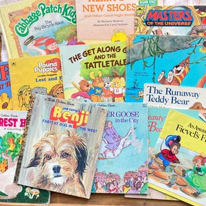 Puede incluir: Una colección de libros infantiles vintage, incluyendo títulos como "Cabbage Patch Kids", "ALF", "The Get Along Gang", "The Runaway Teddy Bear" y "Forest Friends".