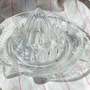 Vintage glass juicer/hand press, reamer/citrus fruit juicer/kitchen accessory/vintage home/collectable/foodies gift/cocktail juicer
