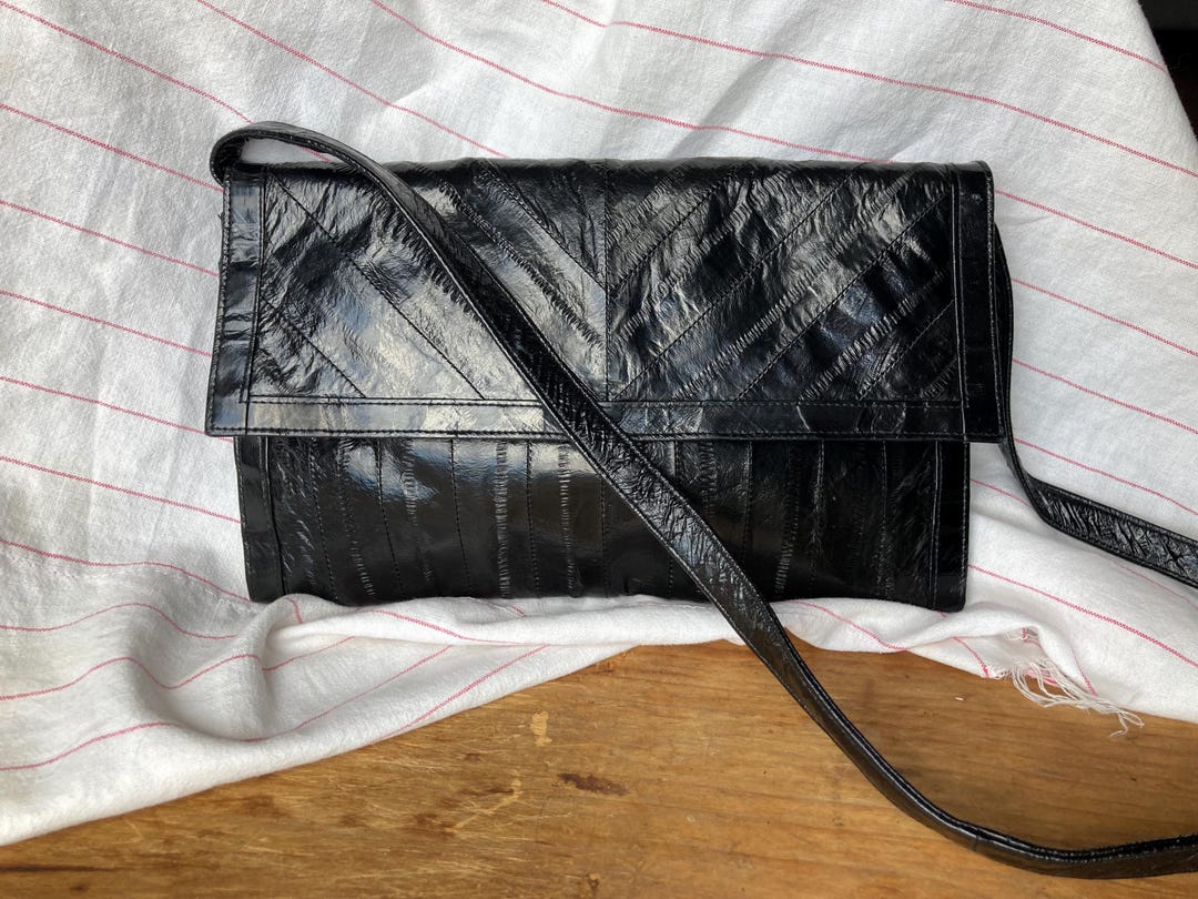 Hug Medium Eel Skin Shoulder Bag - Black
