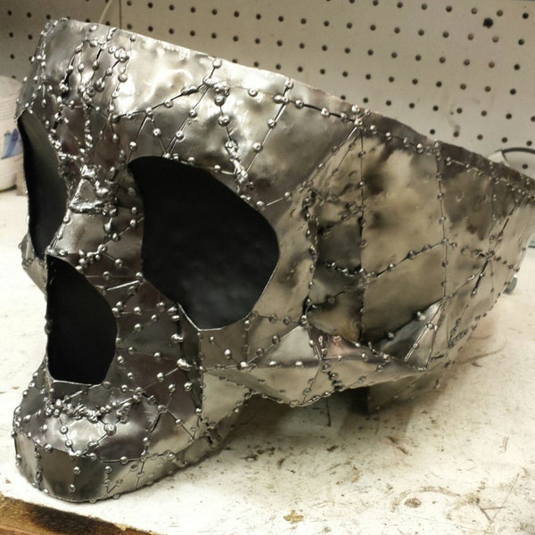 Cuenco de calavera de chapa de gran tamaño hecho a mano. Único en su clase, toda la construcción de acero.