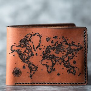 Viaje mundo mapa hombres cuero monedero Bifold boda mapa mundial monedero grabado personalizado cartera cartera viaje Monedero novio regalo