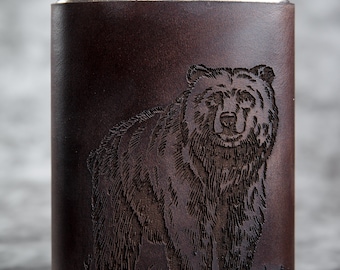 Frasco de oso de 8 oz con tapa de cuero, frasco de cazador, regalo para padrinos de boda, frasco personalizado de acero grabado, frasco de oso, frasco de cazador para bodas