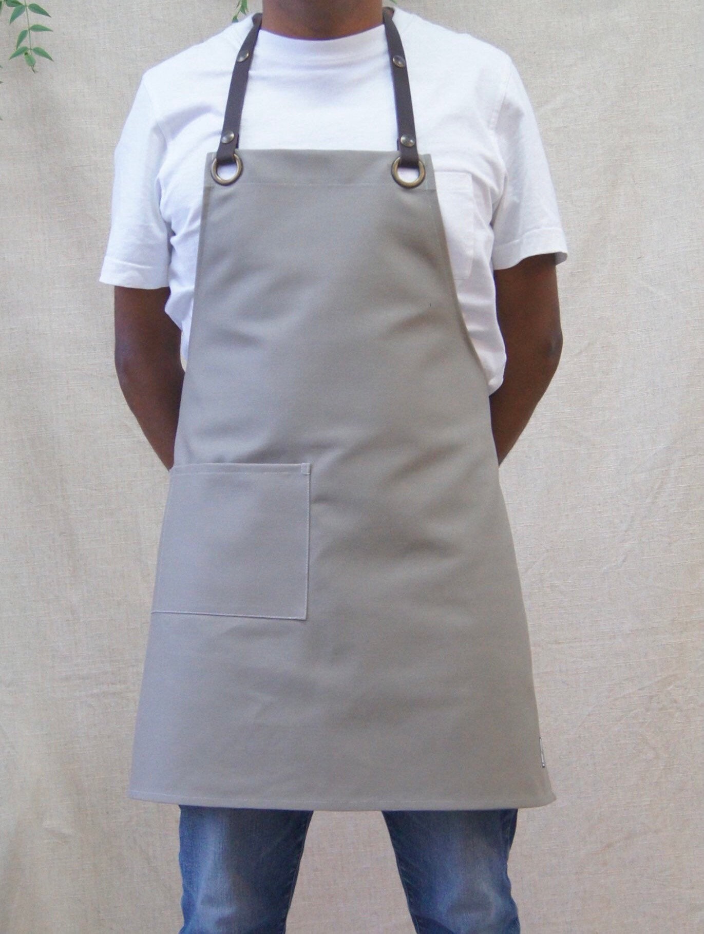 Fabric waiter apron with leather straps