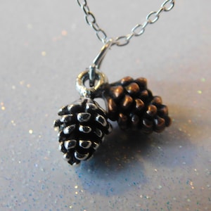 Kiefer Kegel Halskette kleine Tannenzapfen Charme, Geschenk der Natur-Liebhaber, Pine Tree Schmuck