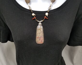 Dryhead Agate and Mother of Pearl beaded necklace 366