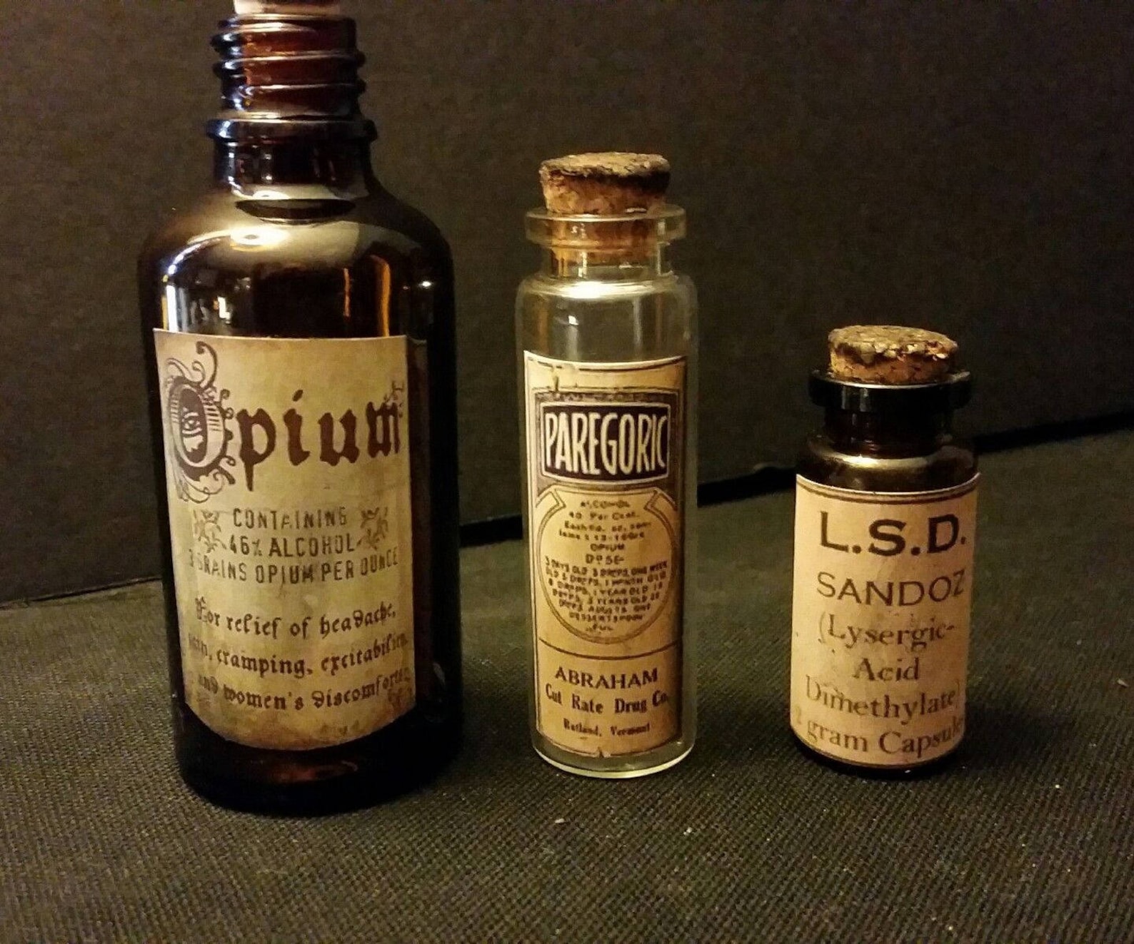 Лекарства древности. Старинные лекарства. Лекарства из опиума. Старинные таблетки. Опиум 19 век лекарства.