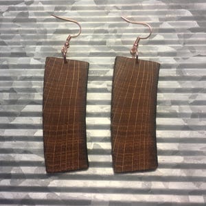 Pendientes con duelas de barril de whisky o bourbon