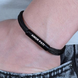 Amor Fati. Gothic Schmuck. Literarische Geschenke. Lateinisches Zitat Armband