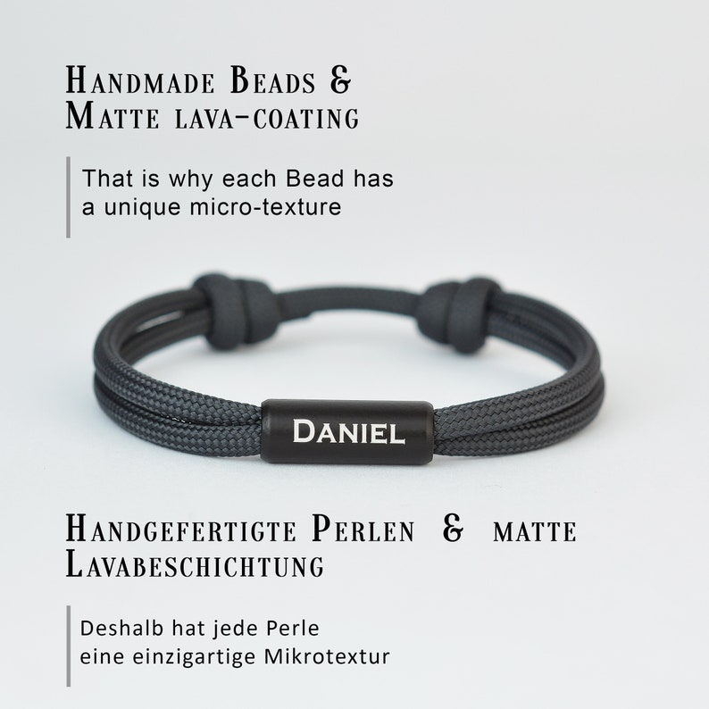 Pu&ograve; includere: Un braccialetto intrecciato grigio con un'etichetta in metallo nero che dice "DANIEL". Il braccialetto &egrave; realizzato con perline fatte a mano e ha un rivestimento in lava opaca.