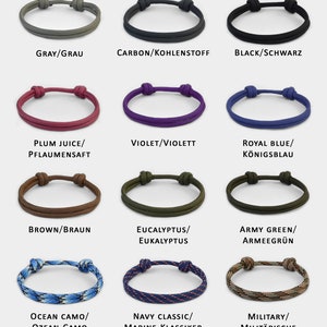 Pu&ograve; includere: Un set di 12 braccialetti in paracord di vari colori e motivi, tra cui grigio, nero, viola, blu, marrone, verde, mimetico e blu navy. I braccialetti sono realizzati in paracord resistente e presentano un design a nodo.