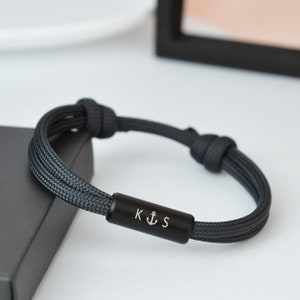 Herenarmband gepersonaliseerd. Aangepaste zeiltouwarmband. Vriendschap gepersonaliseerd cadeau. Gegraveerde surferarmband. Cadeau voor hem, cadeau voor papa