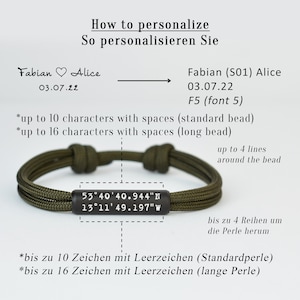 Pu&ograve; includere: Un braccialetto in paracord verde con un perno in metallo nero inciso con le coordinate 53&deg;40'40.944"N 13&deg;11'49.197"W. Il perno pu&ograve; essere personalizzato con un massimo di 10 caratteri con spazi per il perno standard o fino a 16 caratteri con spazi per il perno lungo. Il braccialetto pu&ograve; essere personalizzato con un massimo di 4 righe di testo attorno al perno.
