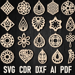 Könnte beinhalten: Ein Set mit 20 lasergeschnittenen Ohrring-Designs, perfekt zum Basteln. Die Designs umfassen geometrische Formen, Blumen und andere komplizierte Muster. Die Ohrringe sind aus Holz und bereit zum Zusammenbauen.