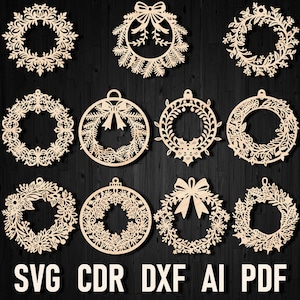 Può includere: Dodici ornamenti natalizi in legno tagliati al laser a forma di ghirlande e palline. Gli ornamenti sono tutti di colore legno chiaro e hanno disegni intricati. Il testo "LASER READY FILES" è sul lato sinistro dell'immagine e il testo "INSTANT DOWNLOAD" è sul lato destro dell'immagine. Il testo "SVG CDR DXF AI PDF" è nella parte inferiore dell'immagine.