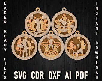 Op de afbeelding: Vijf lasergesneden houten ornamenten met cheerleaders in verschillende poses. De ornamenten zijn rond en hebben een gat aan de bovenkant om ze op te hangen.