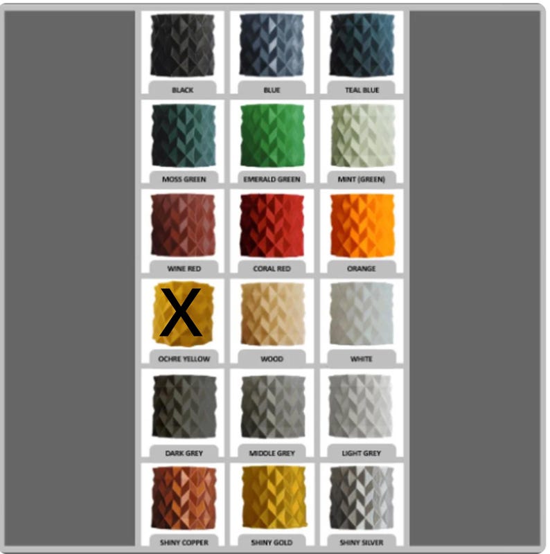 K&ouml;nnte beinhalten: Ein Raster aus achtzehn zylindrischen Pflanzgef&auml;&szlig;en mit einem geometrischen, facettierten Dreiecksmuster. Die Farben umfassen Schwarz, Blau, Petrol, Moosgr&uuml;n, Smaragd, Minze, Weinrot, Koralle, Orange, Ockergelb mit einem X, Holz, Wei&szlig;, Dunkel-, Mittel- und Hellgrau, Kupfer, Gold und Silber.