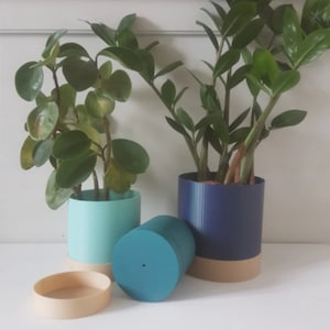 Modern Indoor Planter with Drainage: PLA Plastic, Wood Saucer