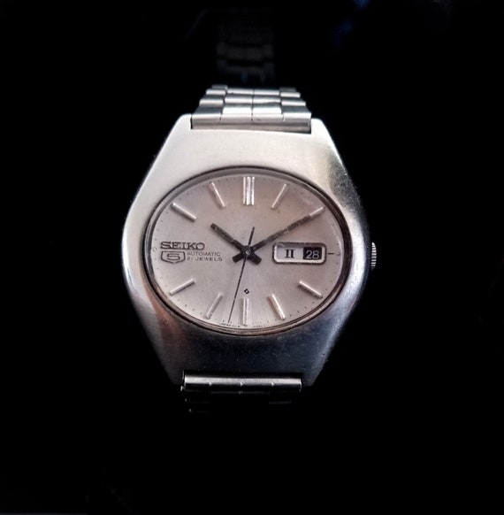 seiko 5 daydate