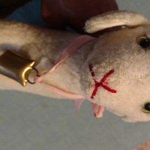 Steiff Early Glass Eyed Lamby con cinta de campana original y botón