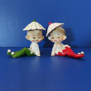 Conjunto vintage japonés de dos muñecas Pixie: pompones en los pies, lunares verdes o rojos en la parte superior, sombreros con forma de pétalos de flores. ¡Maravillosas y raras!
