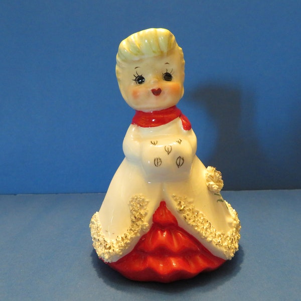 Wales December Girl Bell hält einen Muff in den Händen! Rot-Weißes Kleid verziert mit weißer und goldener Stemmed Blume - Spghetti Borte