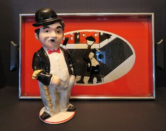 Enesco Decanter y Art Deco Bandeja Pintada Inversa - Maravillosa Fella en Bowler Sombrero Sporting un Bastón y Charley Chaplin Bigote - Maravilloso!