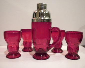 New Martinsville Moondrops Ruby Red Cocktail Shaker with Side Handle and  Chrome Top Center Pour with 4 Cocktail Martini Cups Ruby Red