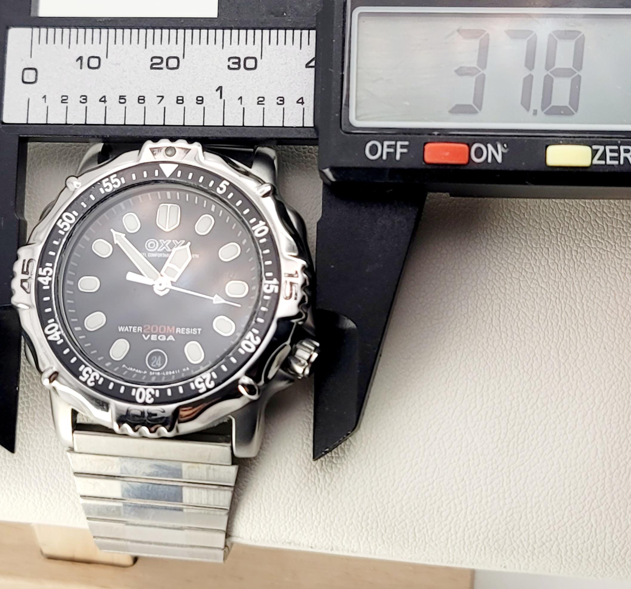 Vintage Citizen OXY Vega Quartz Diver 5F18-L03423 TA Black Dial