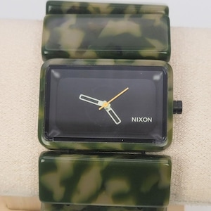Reloj Nixon &quot;TheVega&quot; con camuflaje, de cuarzo japonés (13J), batería nueva.