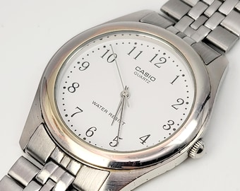 Reloj Casio MTP-1129 para hombre, de cuarzo, con esfera blanca y brazalete de acero inoxidable.