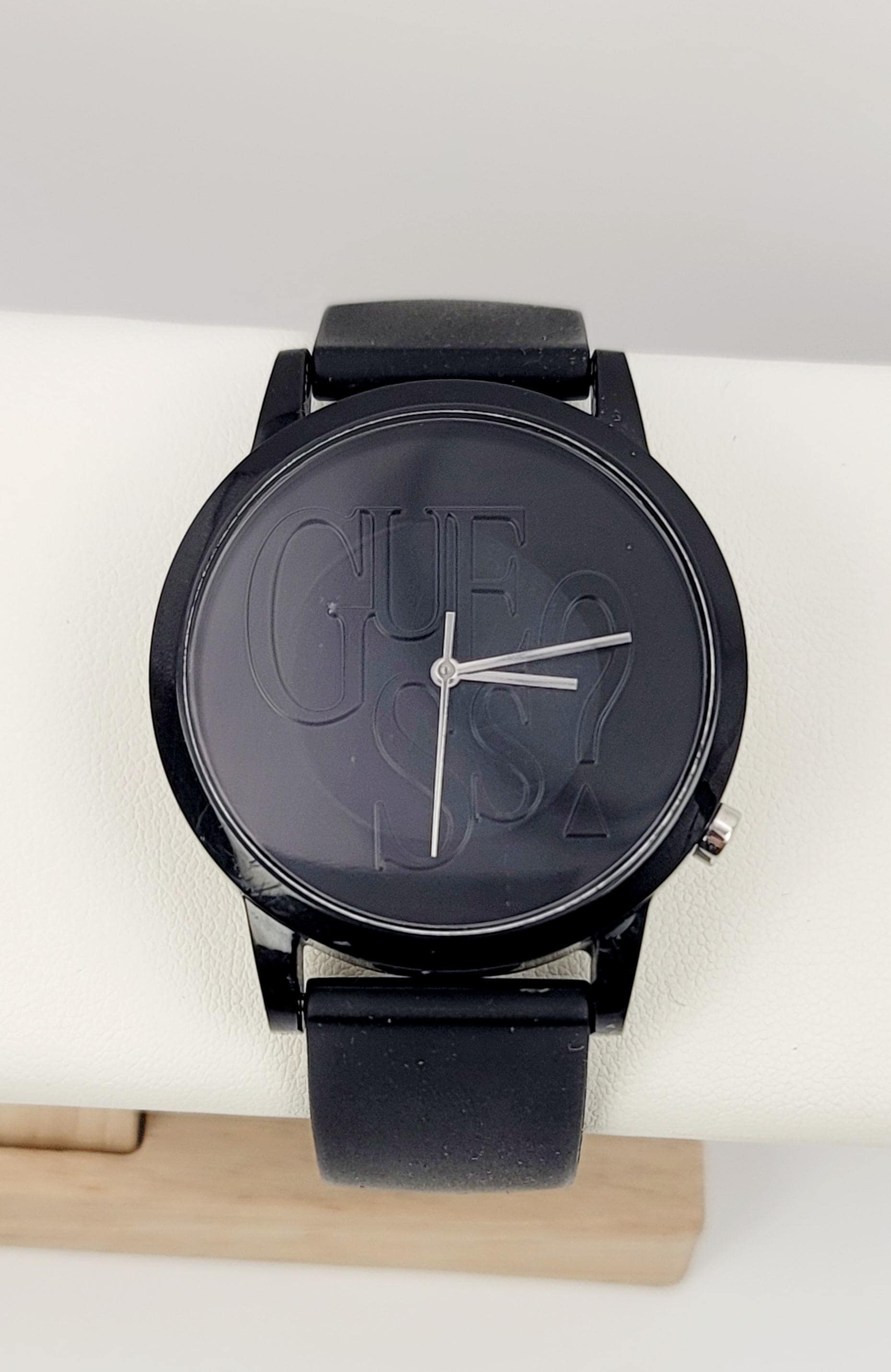 ゲス オリジナルズ V1019M1 42mm ブラックレジンウォッチ - 新品電池 