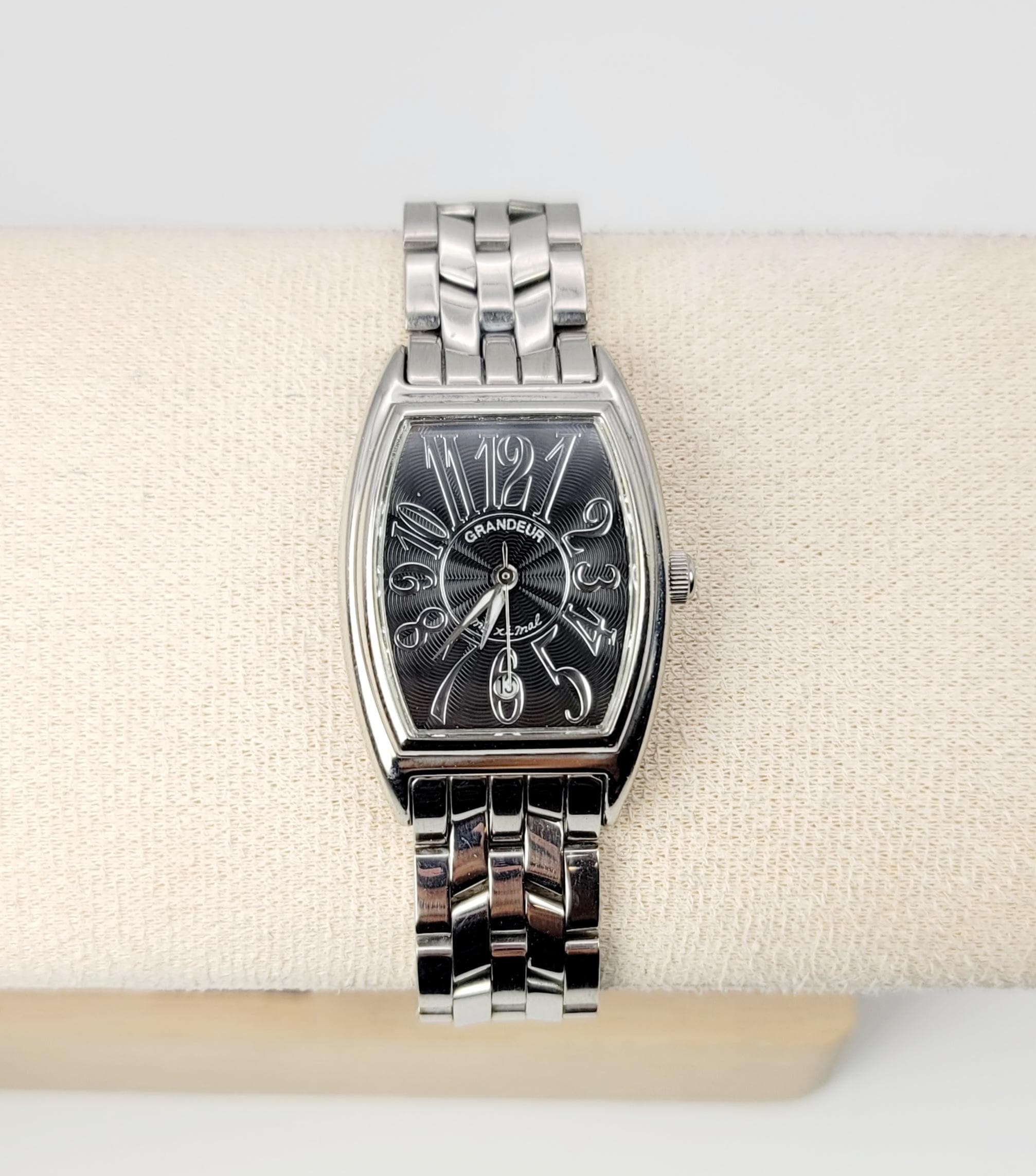 Grandeur Maximal JGR001W2 Jalan Analog Quartz Unisex Tonneau Watch