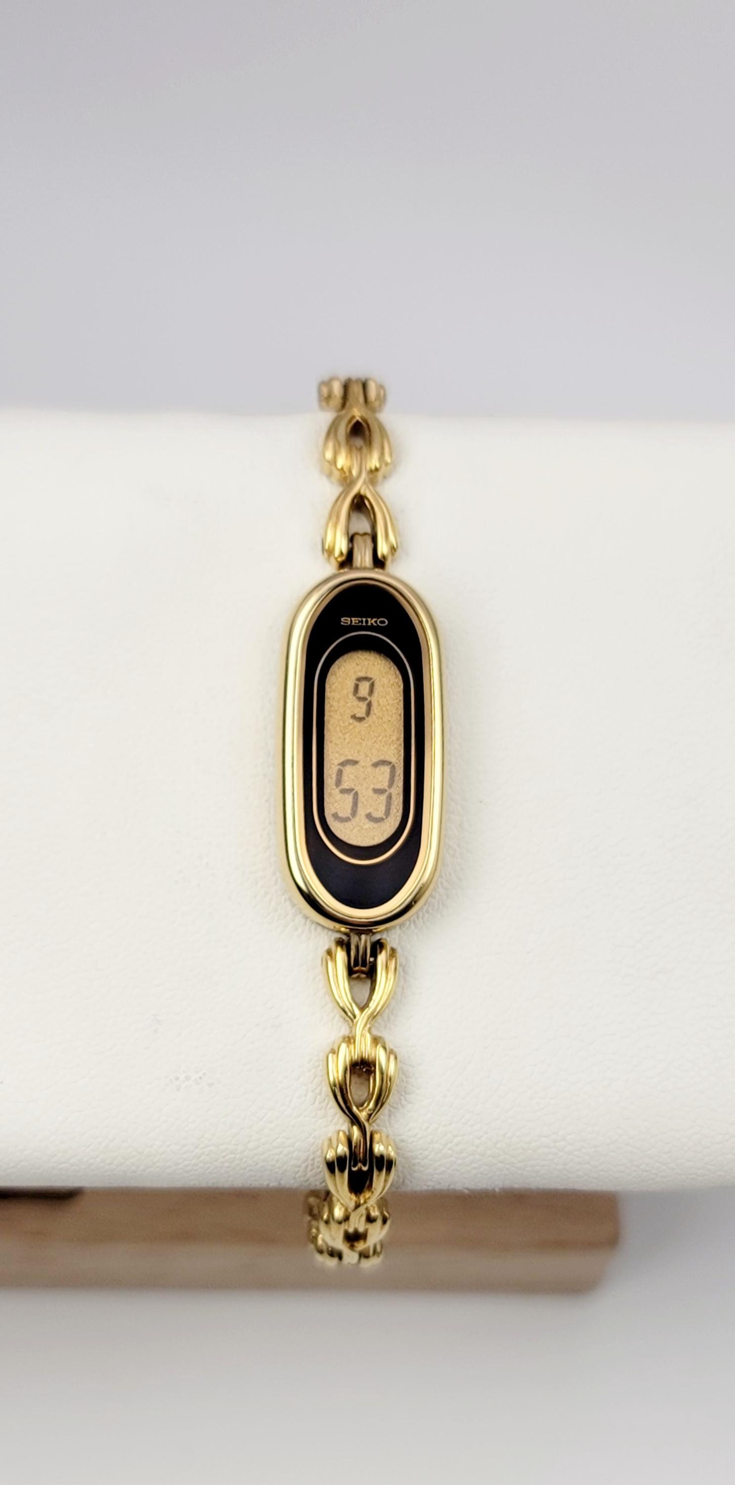 RARE 1970s Seiko L620-4000 Digital LCD Ladies Watch – Gold Oval