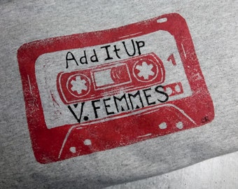 V. Femmes Add it Up Cassette Linoprint, Violent Femmes, Block Print Rojo y Negro sobre camisa de algodón gris, Concierto, Hecho a mano