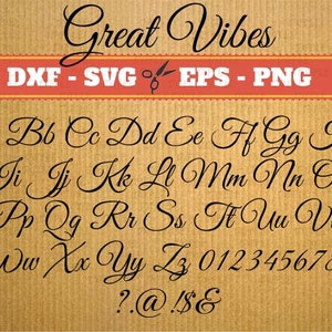 Peut inclure: Une image en noir et blanc d'un alphabet en écriture cursive avec les mots "Great Vibes" en haut. La police comprend les lettres majuscules, les lettres minuscules, les chiffres et les signes de ponctuation. Le texte "DXF - SVG EPS - PNG" est également inclus.