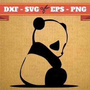 Pode incluir: Silhueta de um panda preto e branco sentado com a cabe&ccedil;a baixa. Acima do panda, uma faixa com o texto "DXF - SVG - EPS - PNG". O fundo &eacute; de cor castanho claro.