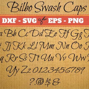 Op de afbeelding: Een digitale lettertype set genaamd "Bilbo Swash Caps" met een handschriftstijl. De afbeelding toont het alfabet, cijfers en symbolen in een sierlijke script. Het lettertype is beschikbaar in DXF, SVG, EPS en PNG formaten.