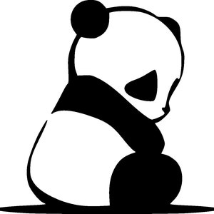 Pode incluir: Ilustra&ccedil;&atilde;o a preto e branco de um panda em posi&ccedil;&atilde;o sentada. O panda est&aacute; virado para a direita, com a cabe&ccedil;a inclinada para baixo. O corpo do panda &eacute; branco com marcas pretas &agrave; volta dos olhos, orelhas e membros.
