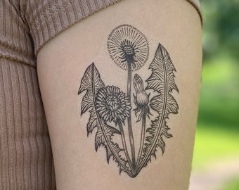 Puede incluir: Un tatuaje temporal en blanco y negro de una flor de diente de león con tres tallos y hojas.