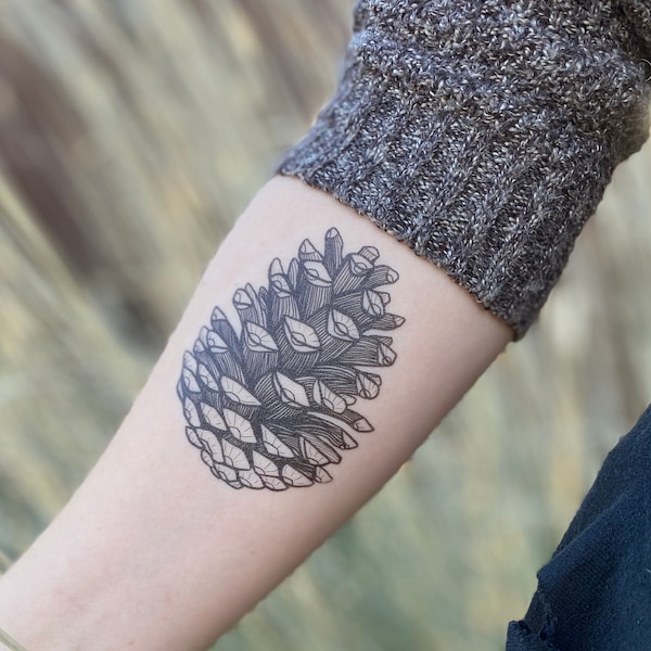 Kiefernzapfen temporäres Tattoo, Pine Tree Samenschote, Natur Tattoo, realistisches Tattoo, Strumpf Stuffer, Natur Geschenk