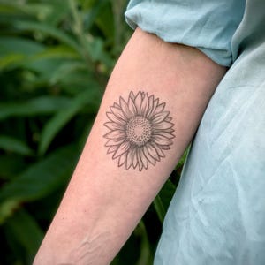 ひまわりのタトゥー：リアルな黒とグレーの野花、手描きの花柄デザイン