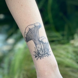 Tatouage temporaire de champignons girolles : cadeau réaliste à l'encre noire, dessinés à la main, champignons butineurs