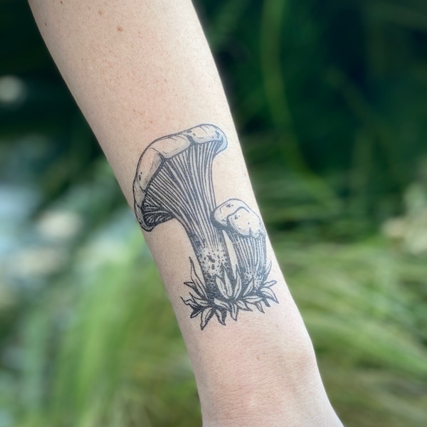 Tatouage temporaire de champignons girolles : cadeau réaliste à l'encre noire, dessinés à la main, champignons butineurs