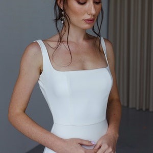 Vestido de novia minimalista con escote cuadrado en crepe Vestido de novia sencillo con escote cuadrado Vestido de novia moderno de verano sin mangas para playa EMILIA