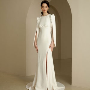 長袖クレープウェディングドレス モダンなフィット&フレアウェディングドレス ボタン付きミニマリストウェディングドレス クルーネック オープンバックブライダルガウン MARION