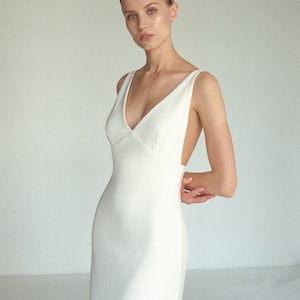 V neck minimal wedding dress Open back summer bridal gown Beach wedding dress with a train Simple fit-flare wedding dress with straps RENÉE