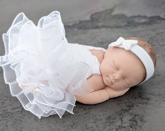 Grand Bébé fille Eléna avec robe blanche baptême miniature en fimo à personnaliser  pour baptême, anniversaire, naissance