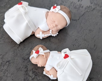 Bébé  miniature fille avec robe blanche de baptême et chapelet miniature en fimo à personnaliser  pour baptême, anniversaire, naissance